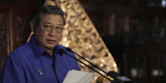 Sambil hujan-hujanan, SBY terima gelar Warga Kehormatan Brimob