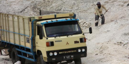 Di balik resah para penambang kapur bukit karst Gombong