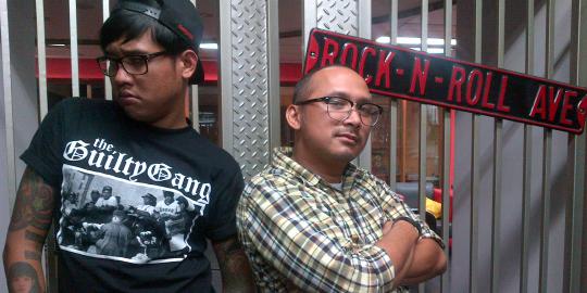 Kisah penyiar radio menemani pendengar