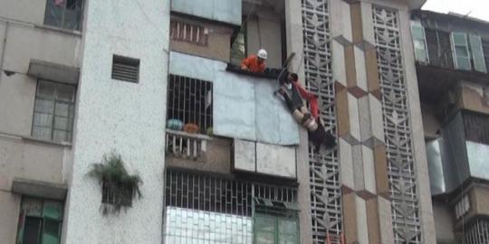 Lelaki China cegah istrinya lompat dari lantai empat