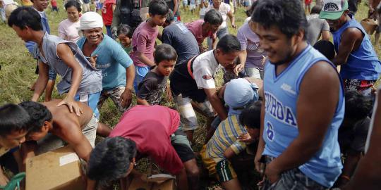 Saat korban Topan Haiyan di Tacloban berebut makanan