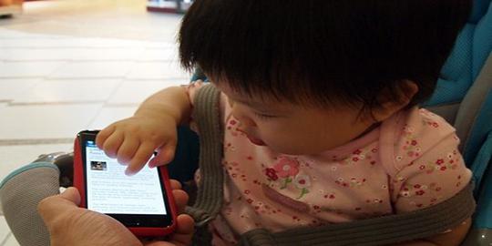 Sering pakai smartphone bisa 'merusak' jari-jari anak