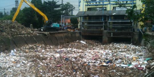 Ahok bakal tangkapi petugas kebersihan buang sampah di kali