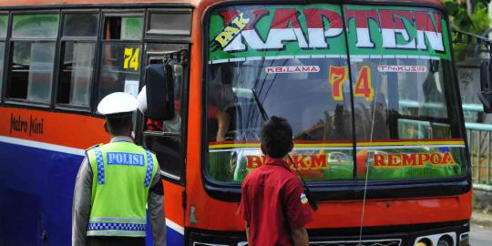 Hindari pemotor, Metromini hantam dua warung di Kalimalang