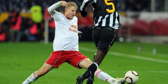 Youngster Austria buat Arsenal dan United saling jegal