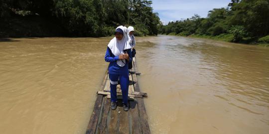 Kisah siswa di Banten nekat seberangi sungai menuju sekolah