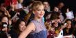 Jennifer Lawrence tampil mengejutkan di atas red carpet
