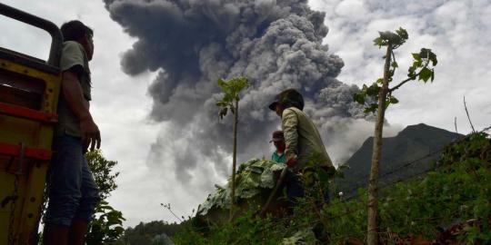 Pagi ini Gunung Sinabung tiga kali erupsi
