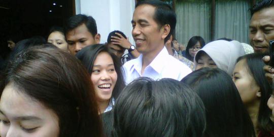 Jadi rebutan foto mahasiswi cantik Unpad, Jokowi umbar senyum