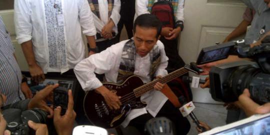 Gitar bas Metallica untuk Jokowi cuma jadi pajangan di KPK