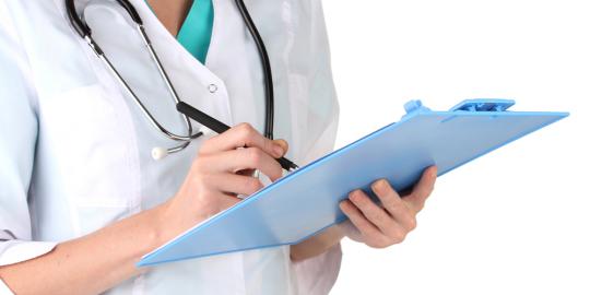 Periksa sambil telepon, wajah dokter disiram kopi panas pasien