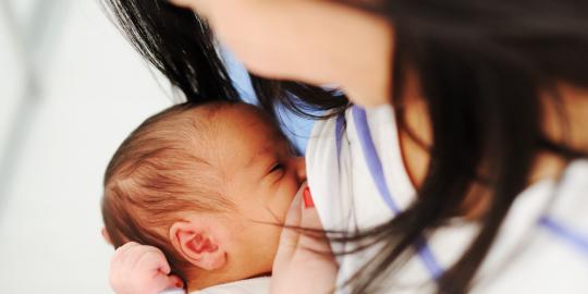 Payudara terasa panas saat menyusui? Itu gejala mastitis!