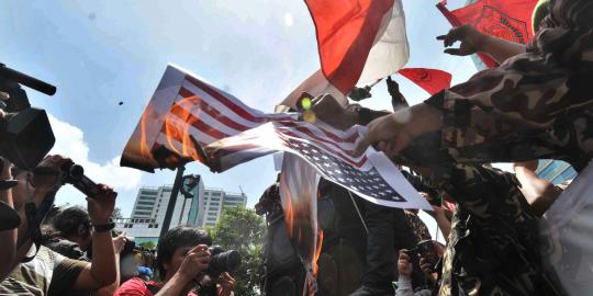 Kecam penyadapan, massa bakar bendera AS di Kedubes Australia