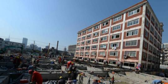 China pindahkan gedung berlantai enam