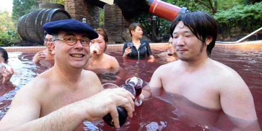 Sensasi berendam & bersulang di kolam wine Hakone Yunessun Spa