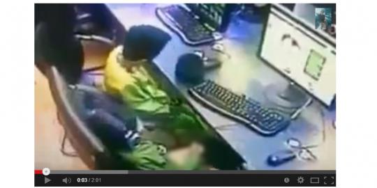 CCTV warnet tangkap basah bocah lakukan masturbasi 