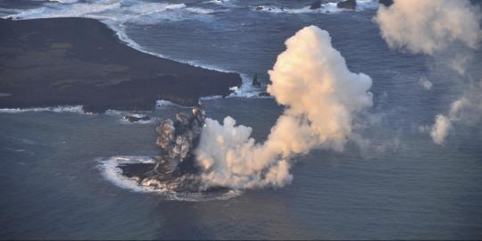 Melihat dahsyatnya letusan gunung api bawah laut di Jepang