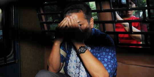 Ditangkap Kejaksaan Tinggi, mantan manajer Perumnas tutup muka