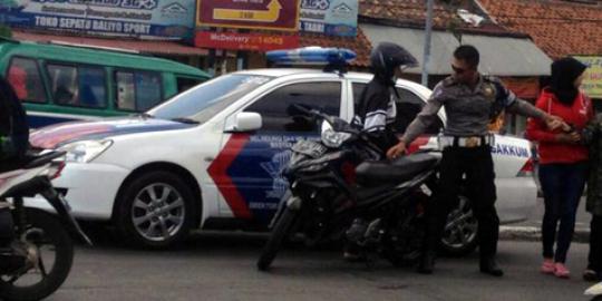 Polisi tabrak sepeda motor, pemotornya malah ditilang!