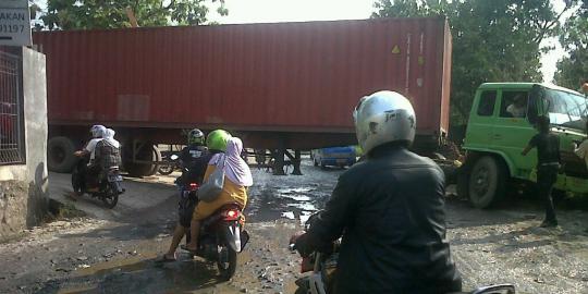 Ruas jalan tak memadai, truk di Bogor terperosok ke selokan