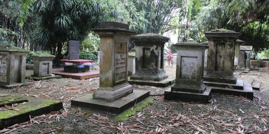 Seramnya komplek makam Belanda kuno di Kebun Raya Bogor