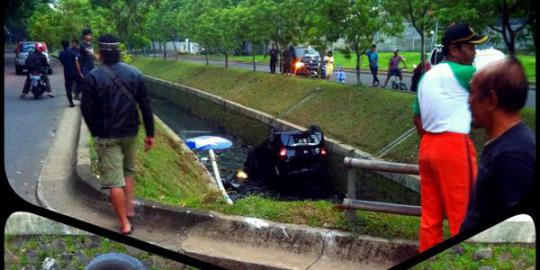 Honda Freed nyemplung ke selokan di Bintaro Sektor 9 