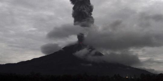 Sabtu malam hingga Minggu pagi, Gunung Sinabung 8 kali meletus