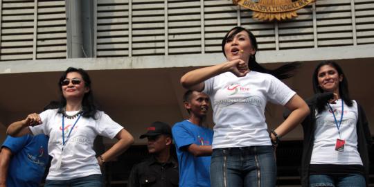 Semangat Dewi Gita saat memimpin flashmob di GBK