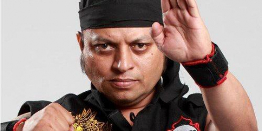 bisa patahkan 3 tongkat bisbol dalam sekali tendangan rev1
