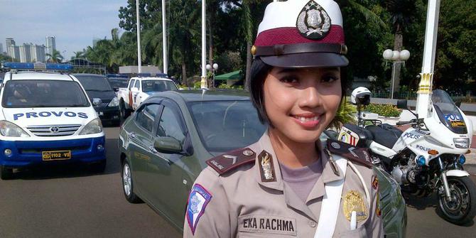 Dirazia polwan, pelayan kafe lari sampai berkubang lumpur 