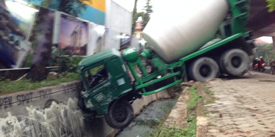  Truk  molen  nyebur masuk  selokan  di Jl Prapanca merdeka com