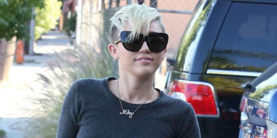 Lupa pakai bra, Miley Cyrus gagal tampil sopan di AMA 2013