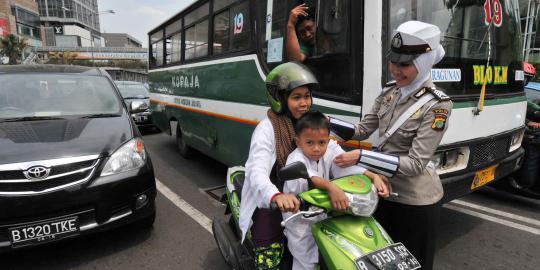 Aksi Polwan berjilbab atur lalu lintas Jakarta