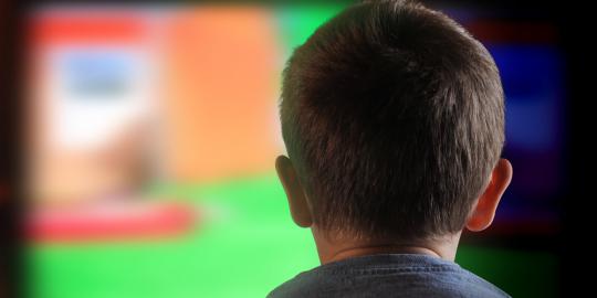 Terlalu banyak nonton TV bikin anak cepat gendut!