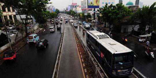 Kejar setoran, sopir Kopaja nekat terobos jalur TransJakarta