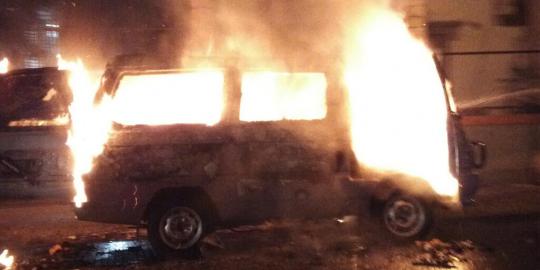 Minibus terbakar hebat di dekat RSPAD Gatot Soebroto