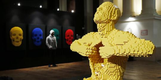 Melihat patung-patung lego di pameran The Art of Brick di Belgia