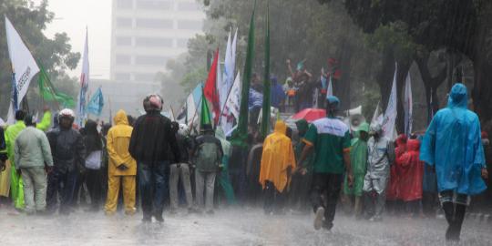 Buruh demo hujan-hujanan di HI, siap perang lawan Australia