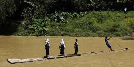 Pelajar Banten seberangi sungai dengan rakit menuju sekolah