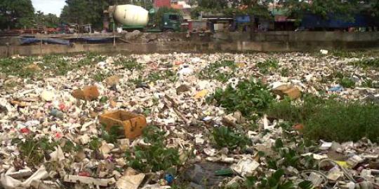 Buang sampah sembarangan, foto Anda akan mejeng di pinggir kali