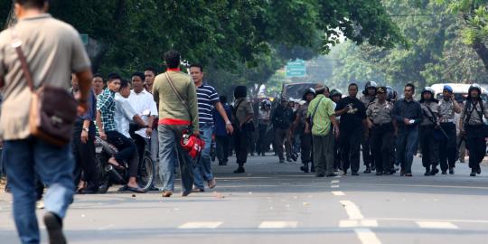 Mahasiswa STMT Trisakti bentrok dengan warga di dekat kampus