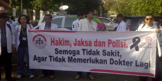 Tuntut pembebasan dr Ayu, ratusan dokter demo di Tugu Proklamasi