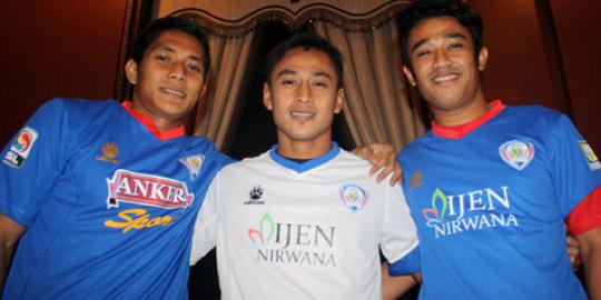 Arema resmi ikat Samsul Arif dan Juan Revi