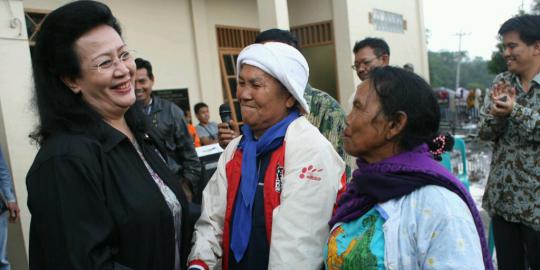 Keceriaan anak-anak Karo di tengah meletusnya Gunung Sinabung