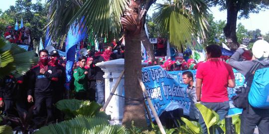 Robohkan pagar Balai Kota, buruh teriaki Jokowi dan Ahok cemen