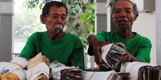 Tiap ngemis, Walang baca jampi-jampi dan bawa batu jimat