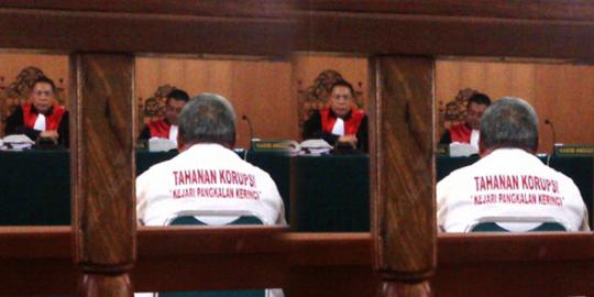 Dituntut 10 tahun penjara, terdakwa korupsi di Riau menangis