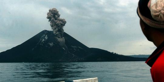 Anak Krakatau semburkan asap, wisatawan dilarang mendekat