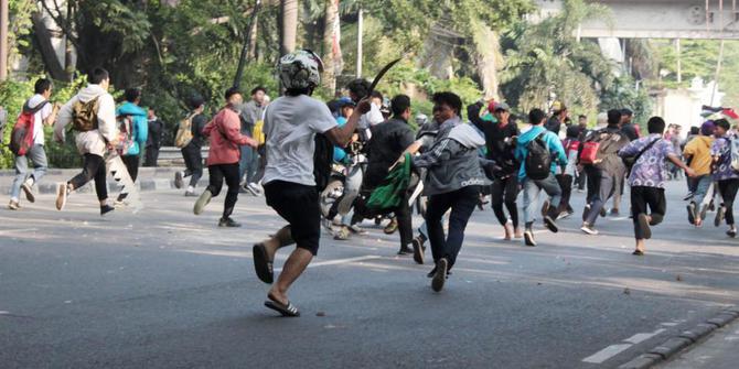 Bubarkan siswa yang akan tawuran guru malah digebuki 