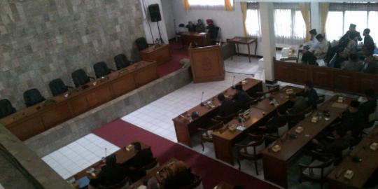 Kesal, anggota DPRD pecahkan kaca ruang paripurna dengan kursi